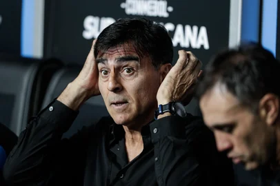 Porto Alegre, RS, Brasil, 08-04-2025: Grêmio vs Atlético Grau pela Copa Sul-Americana, na Arena. Técnico, Gustavo Quinteros. Foto: Renan Mattos / Agência RBS<!-- NICAID(16012968) -->