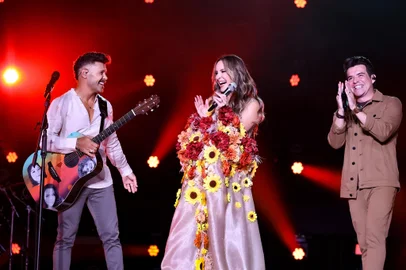 CLAUDIA LEITTE SE JOGA NA SOFRÊNCIA EM NOVO SINGLE COM A DUPLA MARCOS E BELUTTI<!-- NICAID(15824015) -->