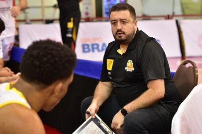 O Caxias do Sul Basquete/Recreio da Juventude adiou sua classificação na Liga de Desenvolvimento (LDB). O Caxias dependia de uma vitória diante do Corinthians, ontem, além de alguns resultados paralelos. No entanto, perdeu o confronto por 78 a 74.<!-- NICAID(15490910) -->