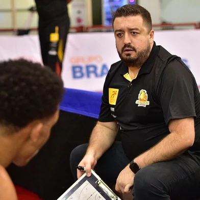 O Caxias do Sul Basquete/Recreio da Juventude adiou sua classificação na Liga de Desenvolvimento (LDB). O Caxias dependia de uma vitória diante do Corinthians, ontem, além de alguns resultados paralelos. No entanto, perdeu o confronto por 78 a 74.<!-- NICAID(15490910) -->