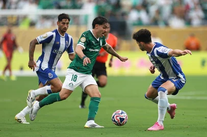 FOC-SOC-SPO-SE-PALMEIRAS-V-FC-PORTO:-GROUP-A-FIFA-CLUB-WORLD-CEAST RUTHERFORD, NEW JERSEY - JUNE 15: Mauricio #18 of SE Palmeiras controls the ball during the FIFA Club World Cup 2025 group A match between SE Palmeiras and FC Porto at MetLife Stadium on June 15, 2025 in East Rutherford, New Jersey. Francois Nel/Getty Images/AFP