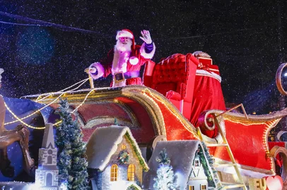 Cleiton Thiele / Divulgação O 39º Natal Luz de Gramado segue até 19 de janeiro, com uma intensa programação, incluindo atrações gratuitas como uma Vila de Natal, a Casa do Papai Noel, apresentações artísticas, Acendimento das Luzes da cidade, concurso de pinheiros decorados, além de dois grandes espetáculos pagos: O Grande Desfile de Natal e Nativitaten.<!-- NICAID(15921898) -->