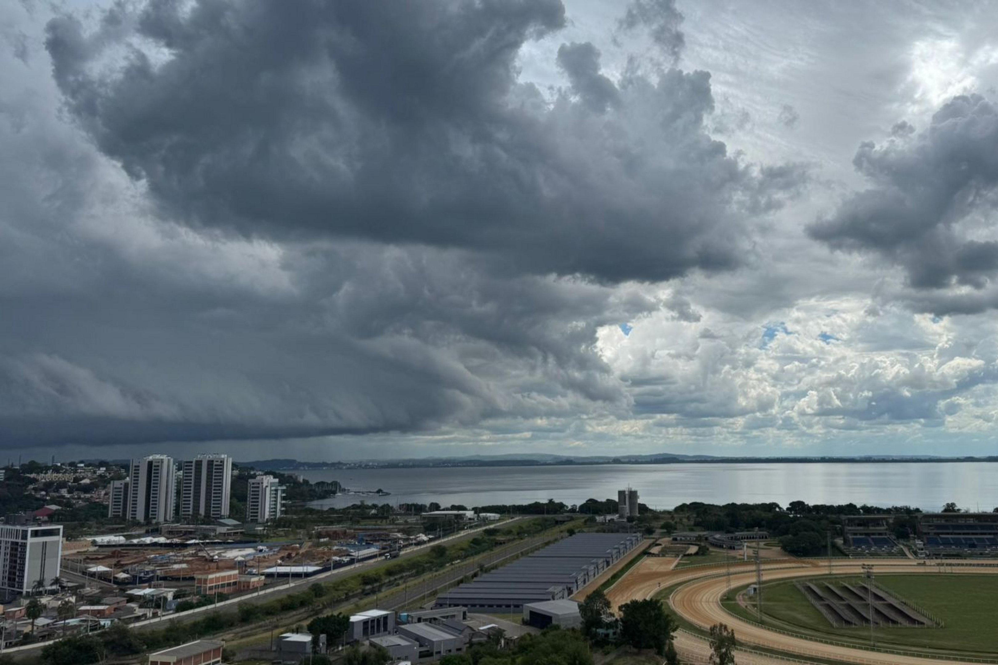 Frente fria avan&ccedil;a e aumenta risco de temporal no RS nesta ter&ccedil;a