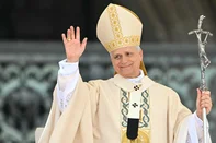 Pope Leo XIV waves after delivering the Regina Caeli prayer after a Holy Mass for the Beginning of his Pontificate, in St Peter's square in The Vatican on May 18, 2025. (Photo by Alberto PIZZOLI / AFP)<!-- NICAID(16040019) -->