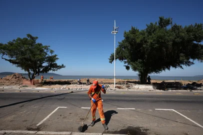 PORTO ALEGRE, RS, BRASIL, 25/02/2025- Trabalhadores que enfrentam as altas temperaturas. Foto: Jefferson Botega / Agencia RBS<!-- NICAID(15983384) -->