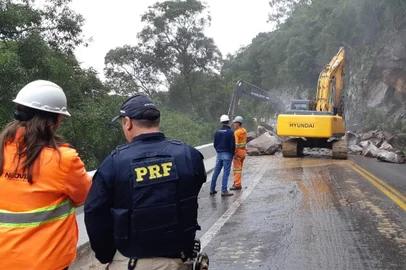 Queda de barreira na BR-116, em São Marcos. Na foto, trabalho de remoção na manhã de terça-feira (7)<!-- NICAID(15117057) -->
