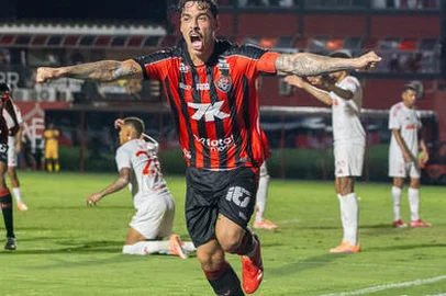 VITÓRIA X INTERNACIONALBA - BRASILEIRÃO/VITÓRIA X INTERNACIONAL - ESPORTES - Lucas Halter, do Vitória, comemora seu gol na partida entre Vitória e Internacional válida pela   32ª rodada do Campeonato Brasileiro 2025, realizada na noite desta quarta-feira, 5, no Estádio   Manoel Barradas (Barradão), em Salvador.    05/11/2025 - Foto: JUNIOR DAMASCENO/MYPHOTO PRESS/ESTADÃO CONTEÚDOEditoria: ESPORTESLocal: SALVADORIndexador: JUNIOR DAMASCENOFonte: MyPhoto PressFotógrafo: MYPHOTO PRESS<!-- NICAID(16161792) -->