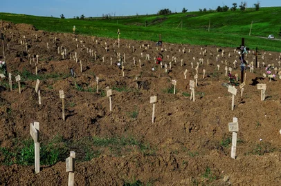Fresh graves are seen at a cemetery in the city of Mariupol on June 2, 2022, amid the ongoing Russian military action in Ukraine. (Photo by STRINGER / AFP)Editoria: WARLocal: MariupolIndexador: STRINGERSecao: armed conflictFonte: AFPFotógrafo: STR<!-- NICAID(15114246) -->