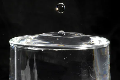 CAXIAS DO SUL, RS, BRASIL, 31/07/2013. Gota d'água. Gota de água. Produção para matéria sobre suicídios. (Juan Barbosa/Pioneiro)Indexador: JUAN BARBOSA                    <!-- NICAID(9630560) -->
