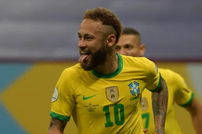 Brazil's Neymar celebrates after scoring against Venezuela during the Conmebol Copa America 2021 football tournament group phase match at the Mane Garrincha Stadium in Brasilia on June 13, 2021. (Photo by NELSON ALMEIDA / AFP)Editoria: SPOLocal: BrasíliaIndexador: NELSON ALMEIDASecao: soccerFonte: AFPFotógrafo: STF<!-- NICAID(14808164) -->