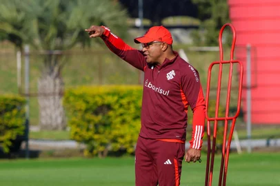 O técnico Roger Machado comanda seu primeiro treino no Inter no CT Morada dos Quero-Queros, em Alvorada.<!-- NICAID(15817858) -->
