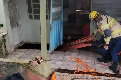 Idosa cai em galeria de esgoto de condomínio em Santa Rosa <!-- NICAID(16383774) -->