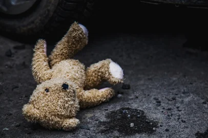 Lost childhood, loneliness, pain and depression. Teddy bear lying down outdoors. Conceptual image. Foto: zwiebackesser/stock.adobe.comIndexador: Iurii KuzoFonte: 1542474764Fotógrafo: Zwiebackesser<!-- NICAID(16162868) -->