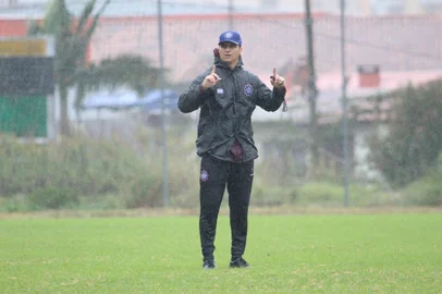 Treino do Caxias para confronto com o Retrô, no próximo sábado. Na foto, o técnico Júnior Rocha<!-- NICAID(16034129) -->
