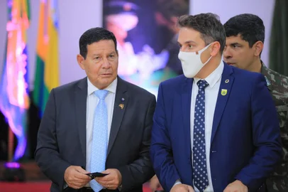 hamilton mourão<!-- NICAID(14925915) -->