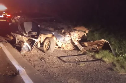 Suspeito de causar acidente com duas mortes em São Sepé é preso. A Polícia Civil de São Sepé, na Região Central, prendeu preventivamente um jovem de 25 anos, suspeito de ser o causador de um acidente que deixou duas mulheres mortas na noite de sábado (2). O homem foi preso em casa, em São Sepé, na tarde de segunda-feira (4). O acidente que matou Dilma Aires Nunes, de 61 anos, e Rozéli Andrade Schaff, 28 anos, que estava grávida de seis meses, aconteceu na BR-290.to<!-- NICAID(15531805) -->