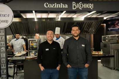 Cristiano Biasus e Rubens Craus, diretores da Bicchieri, durante a inauguração da cozinha experimental na loja da marca. <!-- NICAID(16028116) -->