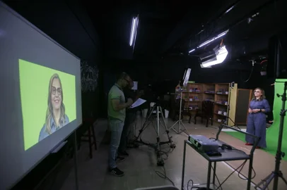 27/10/2023 - CANOAS, RS, BRASIL - O número de ingressantes em graduações a distância no Rio Grande do Sul aumentou 34,4% em 2022 em comparação com o ano anterior. Como reconhecer a qualidade dos cursos EAD? FOTO: LAURO ALVES, AGÊNCIA RBS - Na imagem, transmissão de conteúdo EAD na Universidade Luterana do Brasil, Ulbra, em Canoas, na Região Metropolitana.<!-- NICAID(15581102) -->