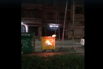 O vandalismo contra contêineres é um problema antigo em Caxias do Sul. Nestes seis meses e uma semana de 2022, já foram 50 casos de incêndio que representam um prejuízo de mais de R$ 90 mil aos cofres públicos, pois cada equipamento custa R$ 1,8 mil, em média.Por isso, a prisão de um homem de 30 anos por atear fogo no equipamento na noite desta quarta-feira (6) não surpreende.<!-- NICAID(15142985) -->