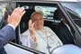 Pope Francis waves as he leaves after being discharged from the Gemelli hospital in Rome on June 16, 2023, where he underwent abdominal surgery last week. (Photo by Alberto PIZZOLI / AFP)Editoria: RELLocal: RomeIndexador: ALBERTO PIZZOLISecao: popeFonte: AFPFotógrafo: STF<!-- NICAID(15458587) -->