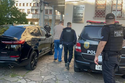 Em nova fase, operação prende dois homens investigados por ameaçar e gravar vítima em frente ao filhos em Caxias do Sul<!-- NICAID(16209146) -->