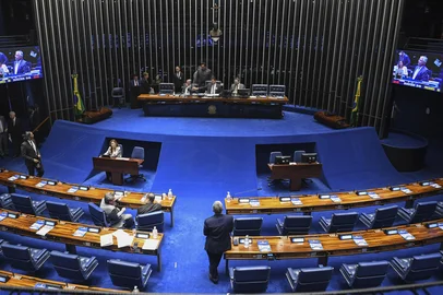 Jonas Pereira / Agência Senado/Divulgação Plenário do Senado Federal durante sessão deliberativa ordinária. Ordem do dia. Na pauta, o PL 5.811/2025, que aumenta a licença-paternidade de 5 para 20 dias.Mesa: senador Izalci Lucas (PL-DF); presidente do Senado Federal, senador Davi Alcolumbre (União-AP); secretário-geral da Mesa do Senado Federal, Danilo Augusto Barboza de Aguiar. Senador Eduardo Girão (Novo-CE) em pronunciamento à bancada.Foto: Jonas Pereira/Agência Senado<!-- NICAID(16238433) -->