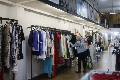 PORTO ALEGRE, RS, BRASIL, 08-10-2025: Bazar da Aldeia da Fraternidade, na zona sul de Porto Alegre. A loja social, que tem 100% do seu lucro destinado para a educação e assistência de mais de 450 crianças de Porto Alegre, ampliou sua estrutura e recebeu novas peças após parceria com o Instituto Lojas Renner, através do Programa Pró-Social. Foto: Mateus Bruxel/Agência RBSIndexador: MATEUS BRUXEL<!-- NICAID(16141720) -->