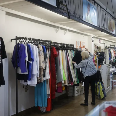 PORTO ALEGRE, RS, BRASIL, 08-10-2025: Bazar da Aldeia da Fraternidade, na zona sul de Porto Alegre. A loja social, que tem 100% do seu lucro destinado para a educação e assistência de mais de 450 crianças de Porto Alegre, ampliou sua estrutura e recebeu novas peças após parceria com o Instituto Lojas Renner, através do Programa Pró-Social. Foto: Mateus Bruxel/Agência RBSIndexador: MATEUS BRUXEL<!-- NICAID(16141720) -->