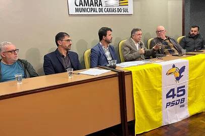 Com a saída do governador Eduardo Leite do PSDB e a iminente união da sigla com o Podemos, o diretório tucano de Caxias avalia o cenário político para definir os rumos que vai seguir. Na última segunda-feira (19), 60 integrantes do partido se reuniram no Plenarinho da Câmara para discutir os próximos passos.<!-- NICAID(16042497) -->