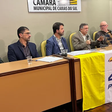 Com a saída do governador Eduardo Leite do PSDB e a iminente união da sigla com o Podemos, o diretório tucano de Caxias avalia o cenário político para definir os rumos que vai seguir. Na última segunda-feira (19), 60 integrantes do partido se reuniram no Plenarinho da Câmara para discutir os próximos os.<!-- NICAID(16042497) -->