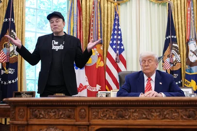 President Trump Holds Press Conference With Elon Musk in White House's Oval OfficeWASHINGTON, DC - MAY 30: Tesla CEO Elon Musk speaks alongside U.S. President Donald Trump to reporters in the Oval Office of the White House on May 30, 2025 in Washington, DC. Musk, who served as an adviser to Trump and led the Department of Government Efficiency, announced he would leave his role in the Trump istration to refocus on his businesses.   Kevin Dietsch/Getty Images/AFP (Photo by Kevin Dietsch / GETTY IMAGES NORTH AMERICA / Getty Images via AFP)Editoria: POLLocal: WashingtonIndexador: KEVIN DIETSCHSecao: governmentFonte: GETTY IMAGES NORTH AMERICAFotógrafo: CONTRIBUTOR<!-- NICAID(16049538) -->