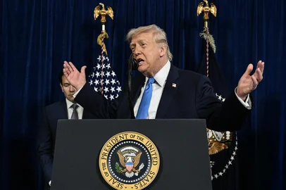 (L/R) US Secretary of State Marco Rubio looks on as US President Donald Trump speaks to the press following US military actions in Venezuela, at his Mar-a-Lago residence in Palm Beach, Florida, on January 3, 2026. President Trump said Saturday that US forces had captured Venezuelan leader Nicolas Maduro after launching a "large scale strike" on the South American country. (Photo by Jim WATSON / AFP)Editoria: WARLocal: Palm BeachIndexador: JIM WATSONSecao: international relationsFonte: AFPFotógrafo: STF<!-- NICAID(16197383) -->