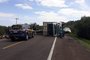 Acidente com caminhão provoca bloqueio do trânsito na BR-290, em Rio Pardo