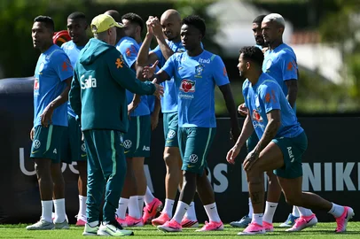Brazil's Italian head coach Carlo Ancelotti (L) greets forward Vinicius Jr during a training session at the Granja Comary training center in Teresopolis, Rio de Janeiro, Brazil, on May 28, 2026, ahead of the FIFA World Cup 2026. (Photo by MAURO PIMENTEL / AFP)Editoria: SPOLocal: TeresópolisIndexador: MAURO PIMENTELSecao: soccerFonte: AFPFotógrafo: STF<!-- NICAID(16295324) -->