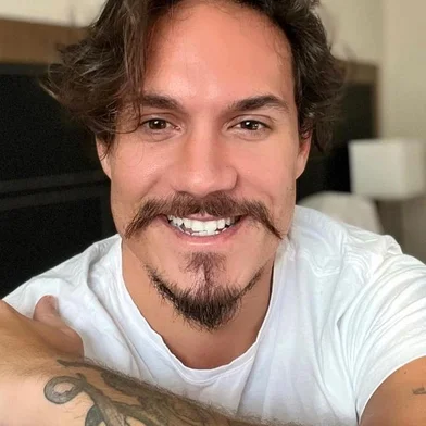 Elizer, do BBB 22, realizou transplantes capilar e de barba na sexta-feira, 5 de agosto de 2022, em hospital de Fortaleza.<!-- NICAID(15168917) -->
