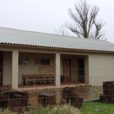Obra na Escola Estadual Francisco Guerra, de Muitos Capões, beneficiou 71 alunos. Foi feita a reforma do telhado e dos beirais pelo programa Lição de Casa<!-- NICAID(15586683) -->