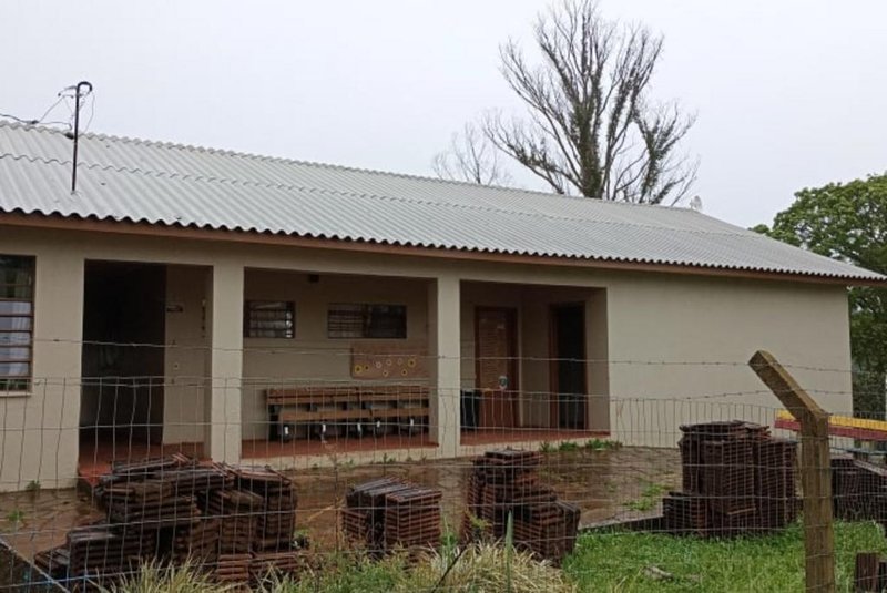 Obra na Escola Estadual Francisco Guerra, de Muitos Capões, beneficiou 71 alunos. Foi feita a reforma do telhado e dos beirais pelo programa Lição de Casa<!-- NICAID(15586683) -->