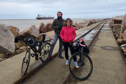 No final do mês de julho, três meses após a maior enchente do Rio Grande do Sul, os jornalistas Eduardo Seidl e Raphaela Donaduce Flores percorreram de bicicleta o caminho que as águas fizeram, a partir do Guaíba, em Porto Alegre, até encontrar o mar, na praia do Cassino. Em sete dias, foram 502 quilômetros pedalados, pela costa Oeste da Lagoa dos Patos, com paradas nas cidades de Barra do Ribeiro, Tapes, Arambaré, São Lourenço, Pelotas e Rio Grande.<!-- NICAID(15869106) -->