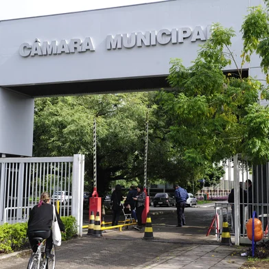 PORTO ALEGRE, RS, BRASIL, 13-07-2013. Câmara de Vereadores de Porto Alegre que está tomada por manifestantes. (Foto: Ronaldo Bernardi/Agência RBS, POLÍTICA)<!-- NICAID(9573341) -->