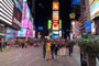 Com a volta dos turistas, a Times Square começou a retomar a aparência de dois anos atrás, antes da pandemia. A mistura de sotaques transforma o endereço mais icônico de Nova York em uma Torre de Babel. Vacinados, uma exigência para entrar nos Estados Unidos, brasileiros estão voltando. Nas ruas da área central, o português é uma das línguas estrangeiras mais faladas.<!-- NICAID(15036401) -->