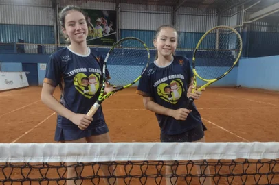Luiza, 14, e Laura Barreto, 12 anos, fazem parte do Projeto Lapidando Tenistas, de Vacaria.<!-- NICAID(15629388) -->