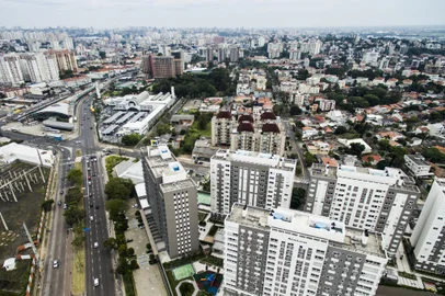 PORTO ALEGRE, RS, BRASIL, 31-05-2018: Prédios na avenida Assis Brasil, na zona norte de Porto Alegre. Revisão do Plano Diretor de Porto Alegre, 10 anos depois de sancionado. (Foto: Mateus Bruxel / Agência RBS)<!-- NICAID(13578104) -->