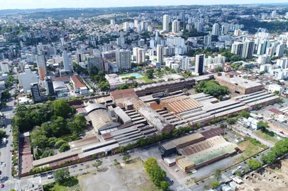 CAXIAS DO SUL, RS, BRASIL, 28/02/2023. Maesa: imagens aéreas na semana das discussões sobre o futuro da ocupação da antiga Metalúrgica Abramo Eberle. Na foto, vista a partir da rua Dom José Barea.<!-- NICAID(15362162) -->
