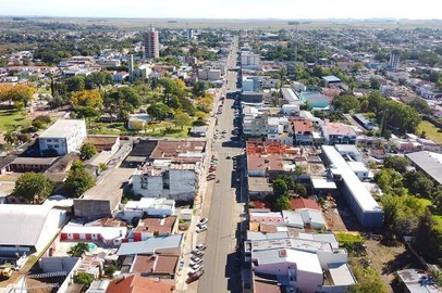 Quaraí, na Fronteira Oeste, tem liderado as listas de temperaturas extremas no Rio Grande do Sul neste ano. Foi o município protagonista da onda de calor vivida no Estado no verão, ao atingir 43,8°C em 4 de fevereiro, a maior marca do país em 2025. <!-- NICAID(16057082) -->