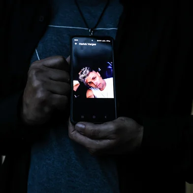 PORTO ALEGRE, RS, BRASIL, 15-09-2025: Jovem em surto psiquiátrico é morto por agentes da Brigada Militar dentro de casa no bairro Santa Fé, zona norte de Porto Alegre. Herick Cristian da Silva Vargas, 28 anos, teria sido vítima de um disparo da polícia durante um surto psiquiátrico. Foto: Renan Mattos / Agência RBS<!-- NICAID(16125001) -->