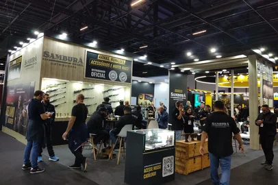 Estande da Samburá Brasil Distribuidora na Shot Fair Brasil. <!-- NICAID(16081678) -->