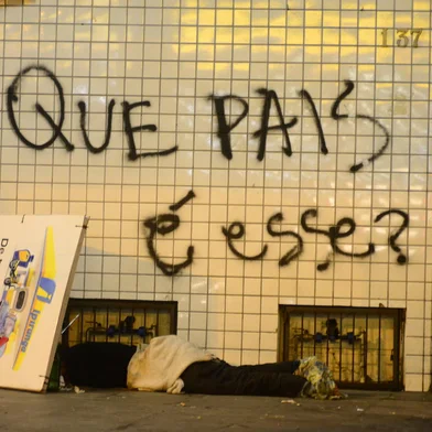 PORTO ALEGRE, RS, BRASIL - 25-06-2013 - Rescaldos do Protesto. Pichações após protestos na cidade (FOTO: TADEU VILANI/AGÊNCIA RBS, GERAL)<!-- NICAID(9510605) -->