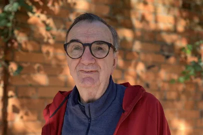 Autor caxiense estreia na literatura propondo versão alternativa a Dom Casmurro, de Machado de Assis.Aos 78 anos, Flávio Antônio Bisol autografa Confissões de Dona Capitolina no próximo sábado, dia 16, na Livraria Do Arco da Velha.O caxiense Flávio Antônio Bisol autografa no próximo sábado, dia 16 de setembro, Confissões de Dona Capitolina, livro ousado e criativo com o qual estreia, aos 78 anos de idade, como escritor. O lançamento ocorre na Livraria Do Arco da Velha (Rua Dr. Montaury, 1570), das 10h às 12h.<!-- NICAID(15540557) -->