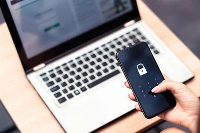 Phone  lock for mobile cyber security or  verification code in online bank app. Data privacy and protection from hacker, identity thief or cybersecurity threat. Laptop and smartphone.Fonte: 419339060<!-- NICAID(15441288) -->