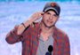 Ashton Kutcher deixa ONG após apoiar amigo condenado por estupros
